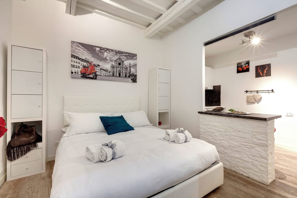 Studio | Laptop workspace, iron/ironing board, WiFi (free), bed sheets