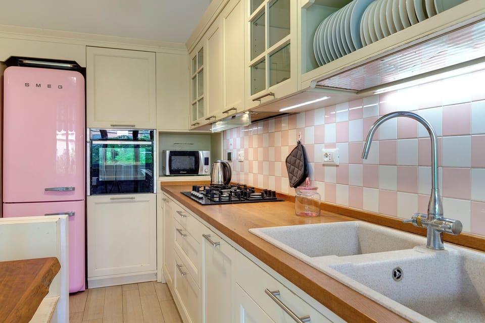 Apartment | Private kitchen | Coffee/tea maker, full-size fridge, microwave, oven