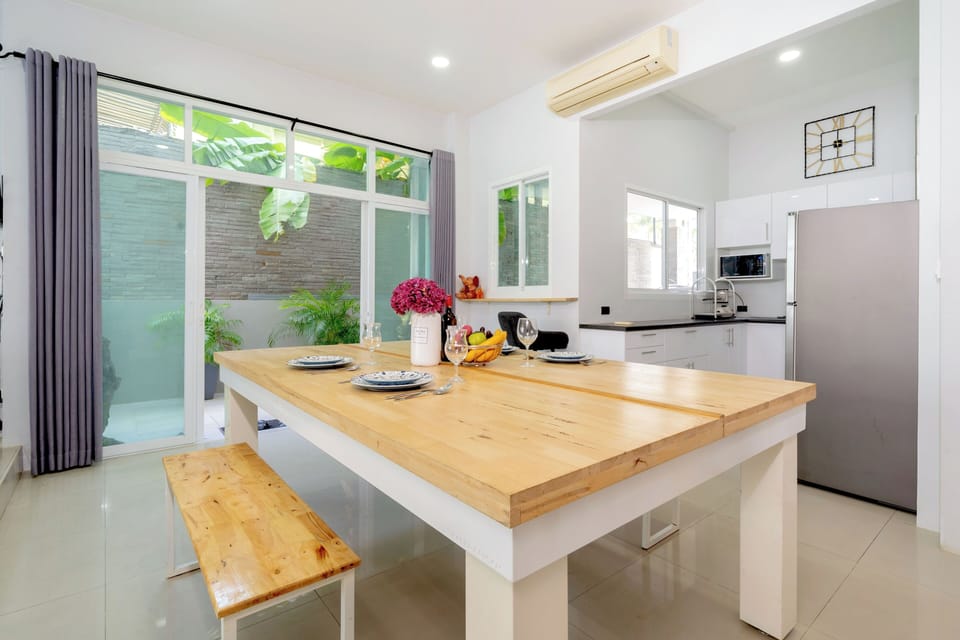 Design Villa, 3 Bedrooms, Private Pool, Pool View | In-room dining