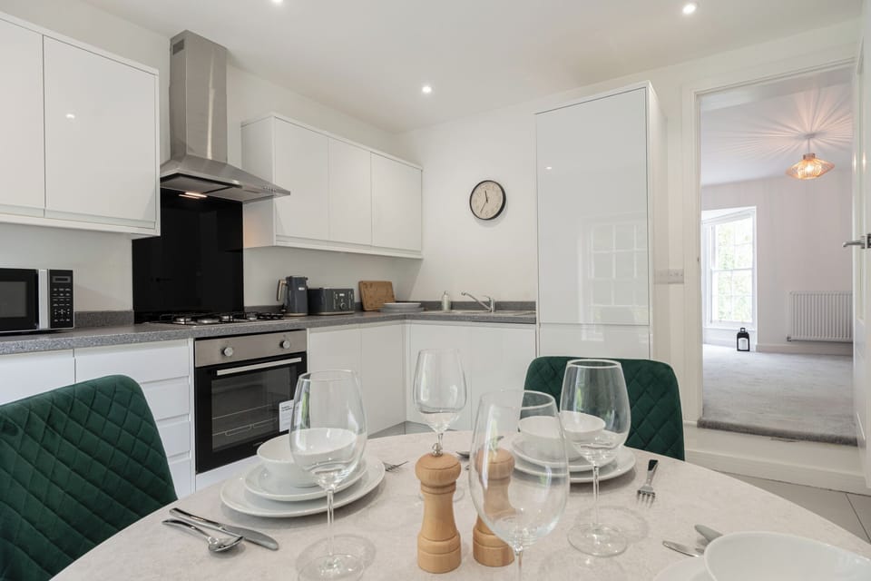 House, Courtyard View | Private kitchen | Electric kettle, toaster