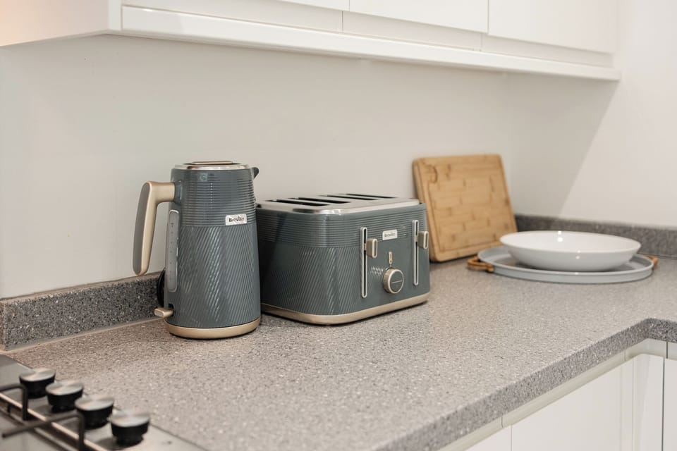 House, Courtyard View | Private kitchen | Electric kettle, toaster