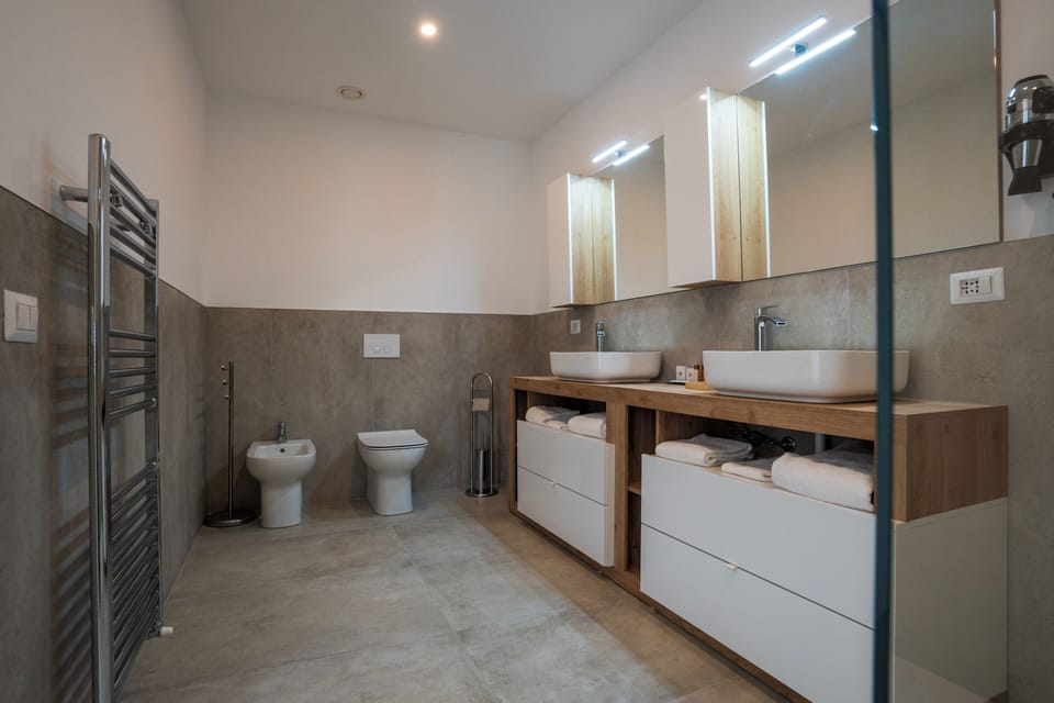Comfort Plus Room | Bathroom | Hair dryer, slippers, towels, toilet paper
