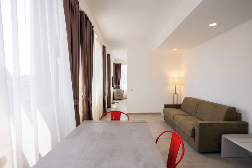 Deluxe Suite | In-room safe, desk, blackout drapes, iron/ironing board