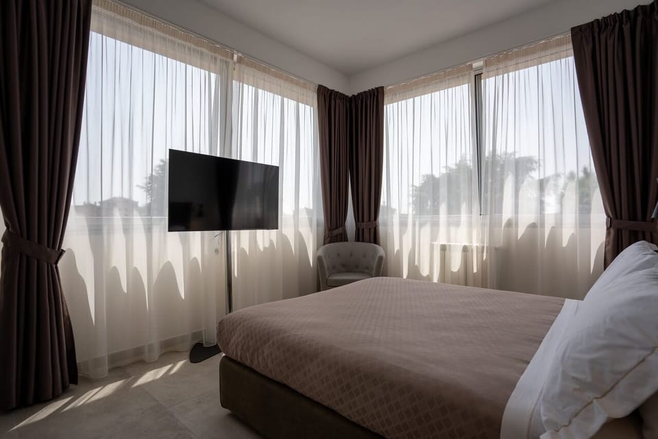 Standard Suite | In-room safe, desk, blackout drapes, iron/ironing board