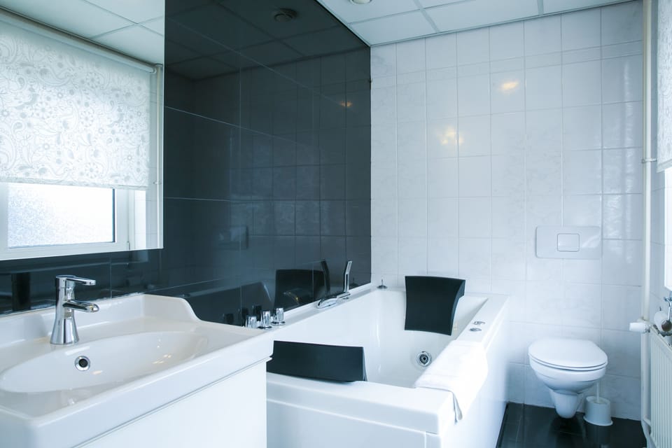 Deluxe Double Room | In-room safe, desk, soundproofing, iron/ironing board
