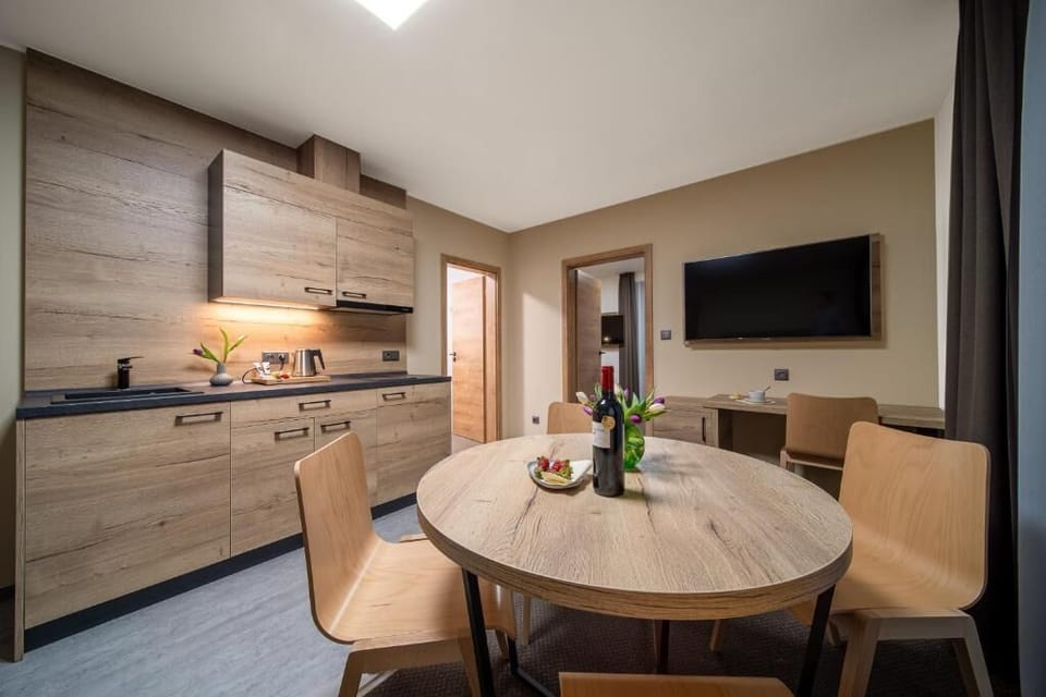 Suite | Private kitchenette | Mini-fridge, stovetop, electric kettle, cookware/dishes/utensils