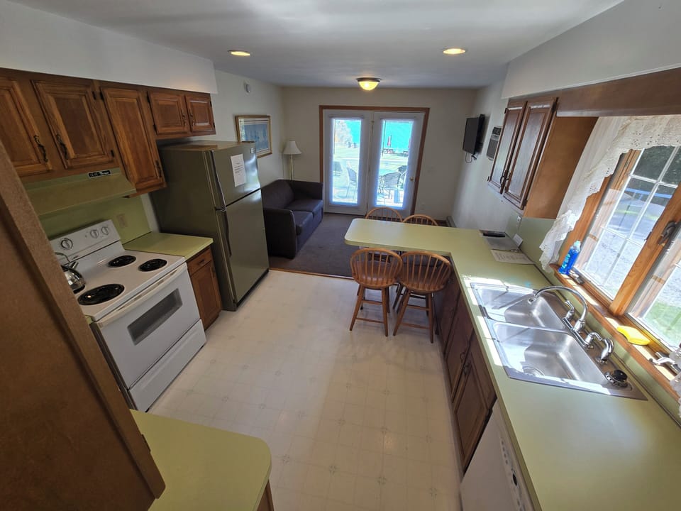 Standard Studio Suite, Kitchen, Lake View | Private kitchen | Coffee/tea maker, fridge, microwave