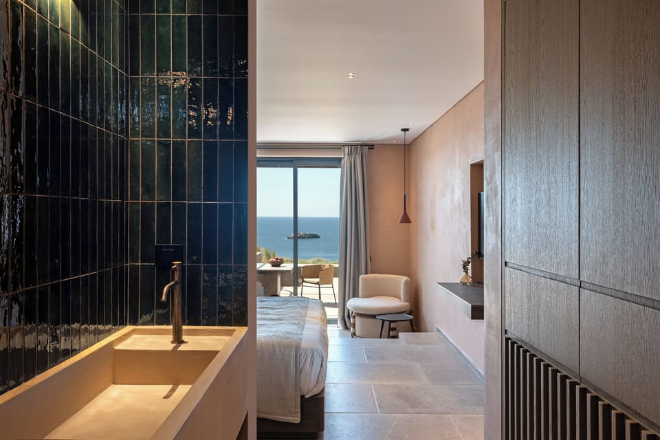 Junior Suite | Minibar, in-room safe, free WiFi, bed sheets