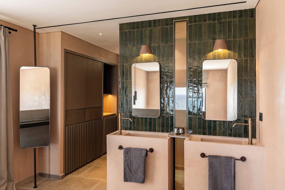 Superior Suite | Minibar, in-room safe, free WiFi, bed sheets