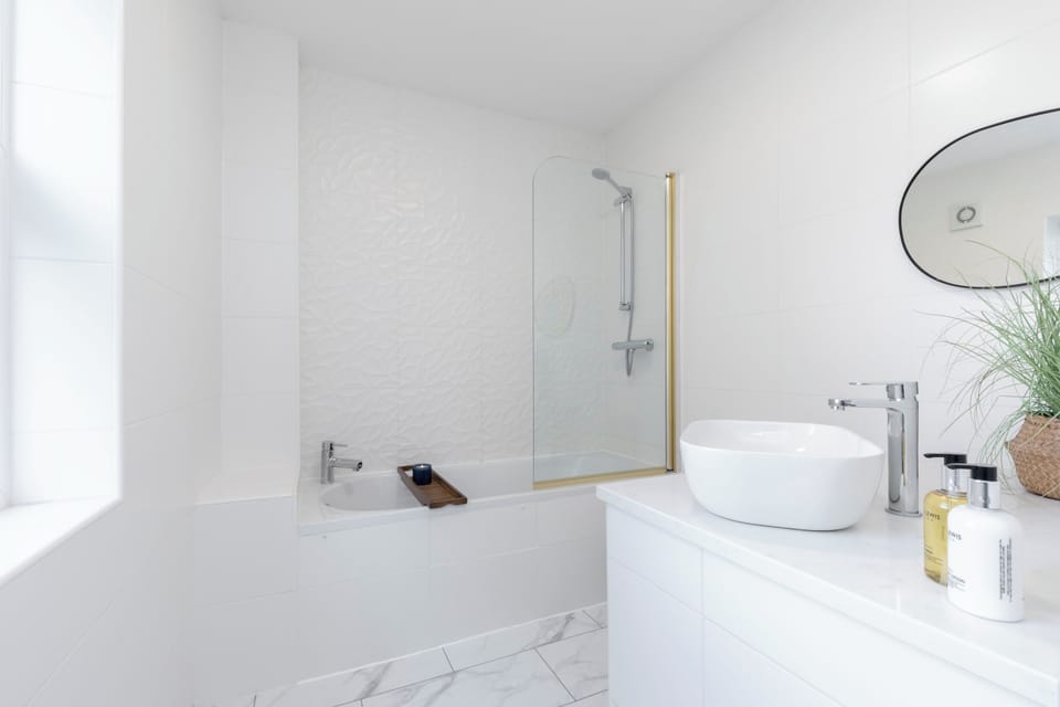 Elliot Oliver - Comfortable Five Bedroom Town Centre House With Garden & Garage House in Cheltenham
