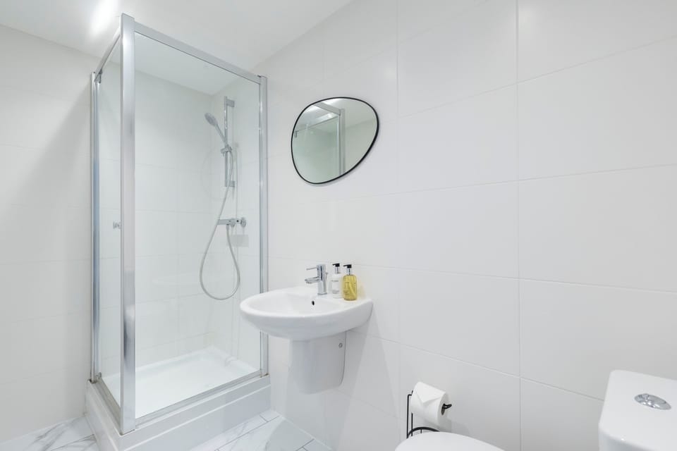 Elliot Oliver - Comfortable Five Bedroom Town Centre House With Garden & Garage House in Cheltenham