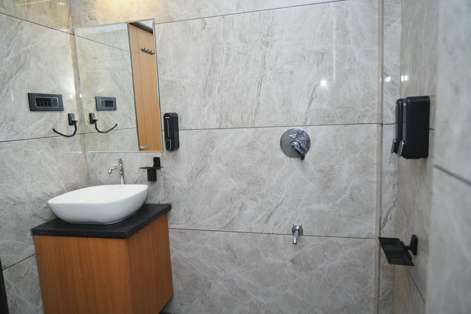 Deluxe Double Room | Bathroom | Shower, rainfall showerhead, free toiletries, soap