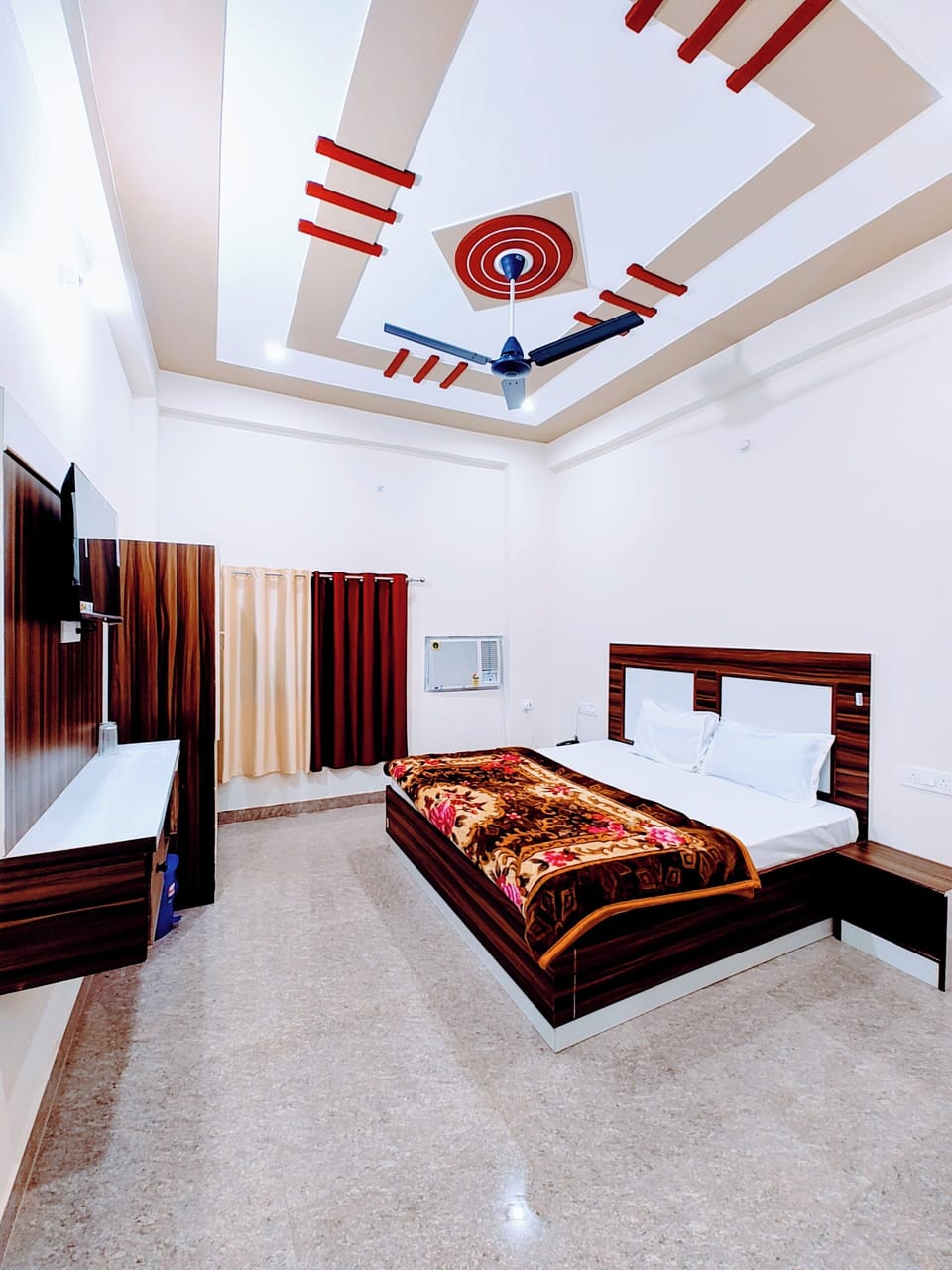 Deluxe Double Room | Desk, laptop workspace, soundproofing, iron/ironing board