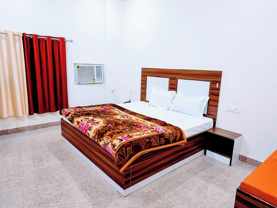 Deluxe Double Room | Desk, laptop workspace, soundproofing, iron/ironing board