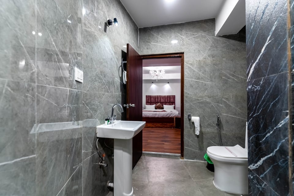 Family Suite | Bathroom | Shower, towels, soap, shampoo
