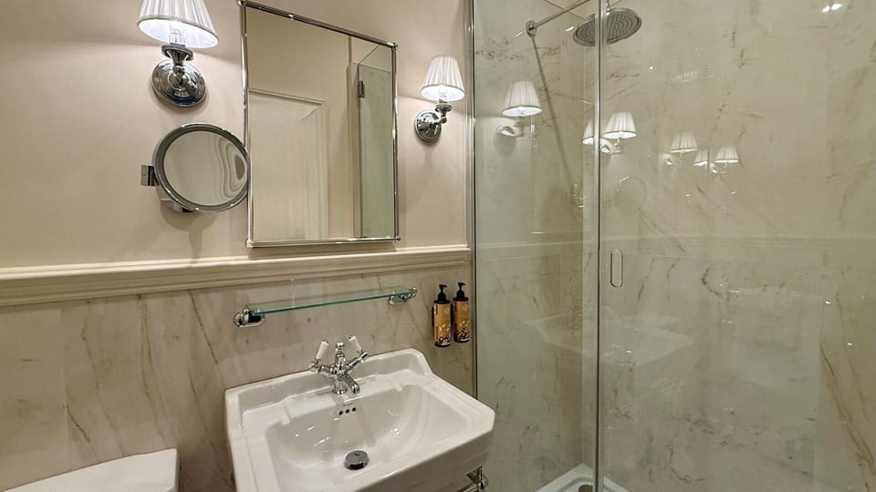 Superior Room | Iron/ironing board, free WiFi, bed sheets
