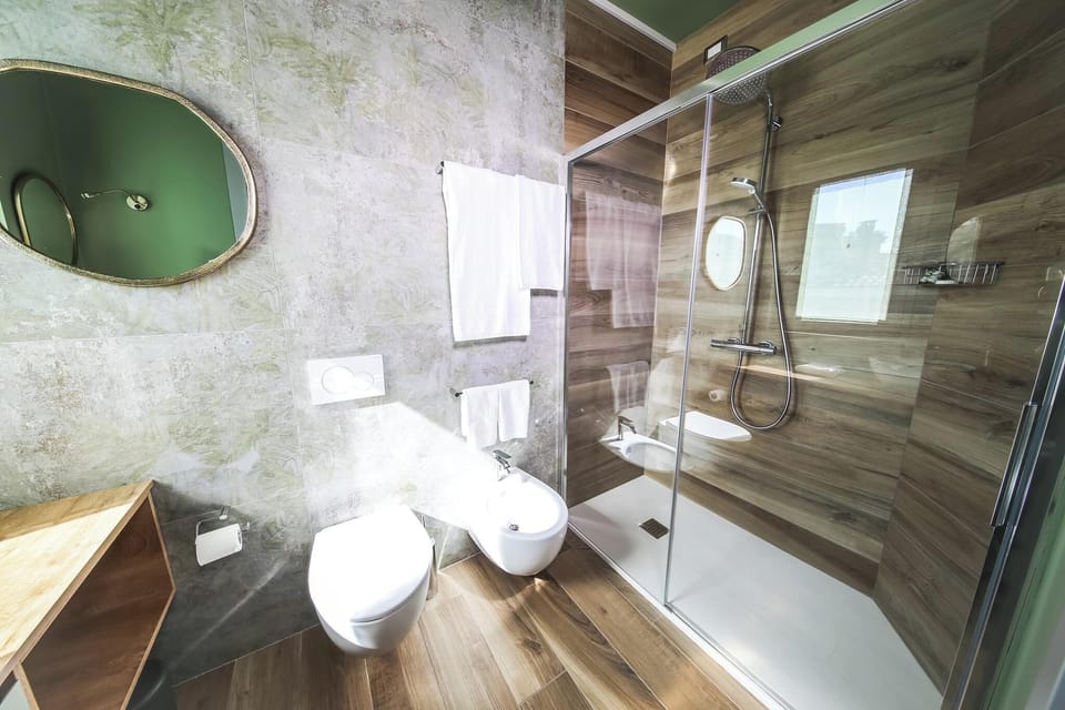 Comfort Double Room, Balcony | Bathroom | Shower, hair dryer, bidet, towels