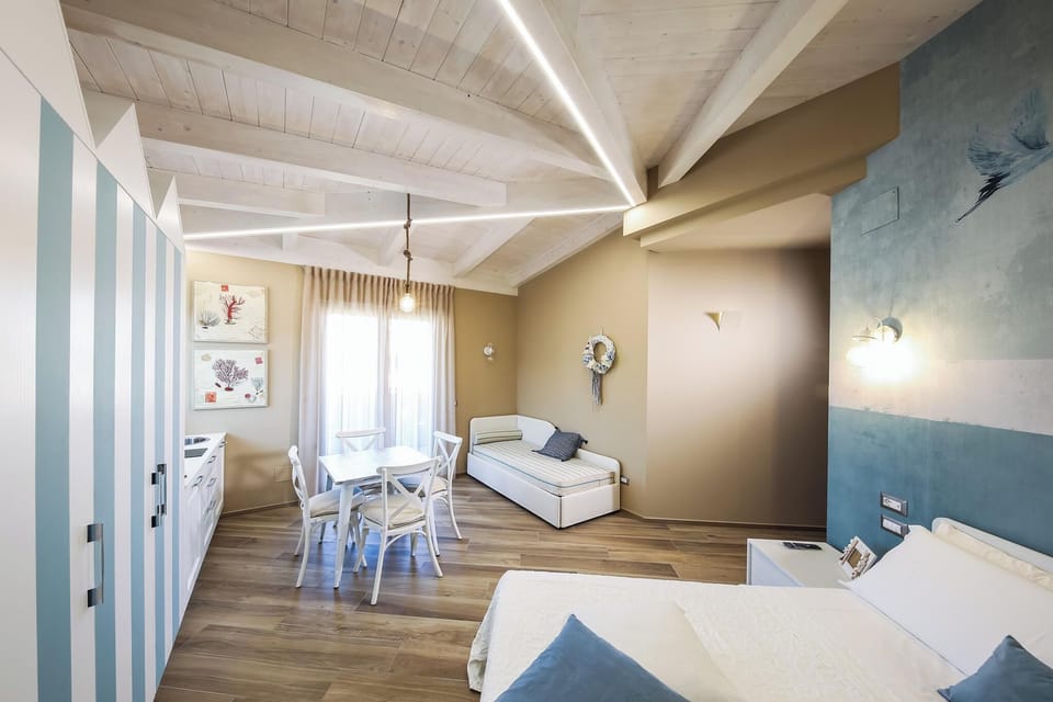 Luxury Double Room, Balcony | Laptop workspace, soundproofing, free WiFi