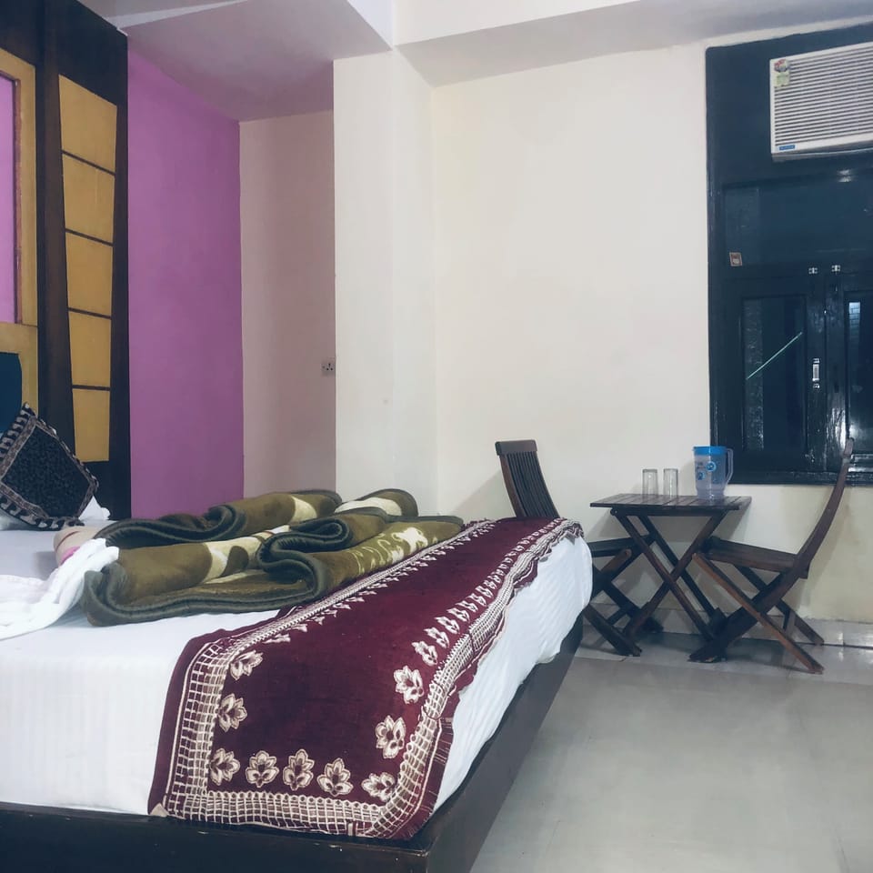 Classic Double Room | In-room safe, iron/ironing board, free WiFi