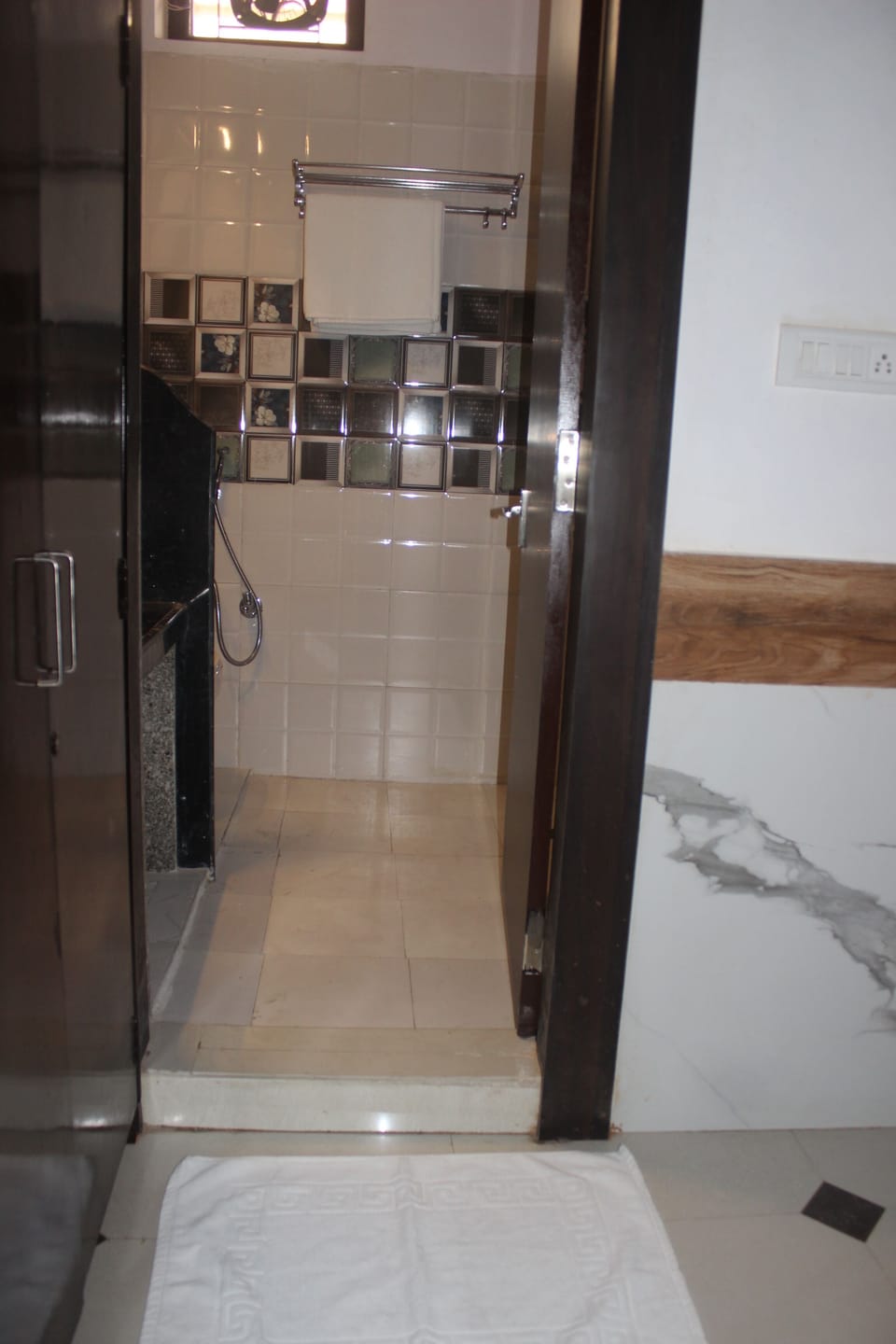 Deluxe Double Room | Bathroom | Free toiletries, soap, shampoo