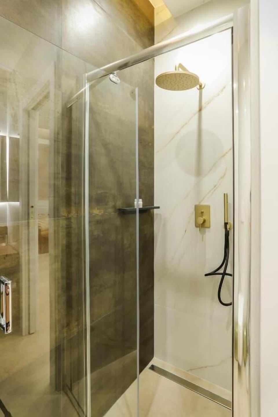 Junior Suite | Bathroom | Shower, free toiletries, hair dryer, bathrobes