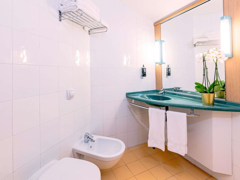 Desk, soundproofing, free cribs/infant beds, free rollaway beds