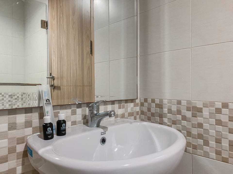 Studio | Bathroom | Shower, towels