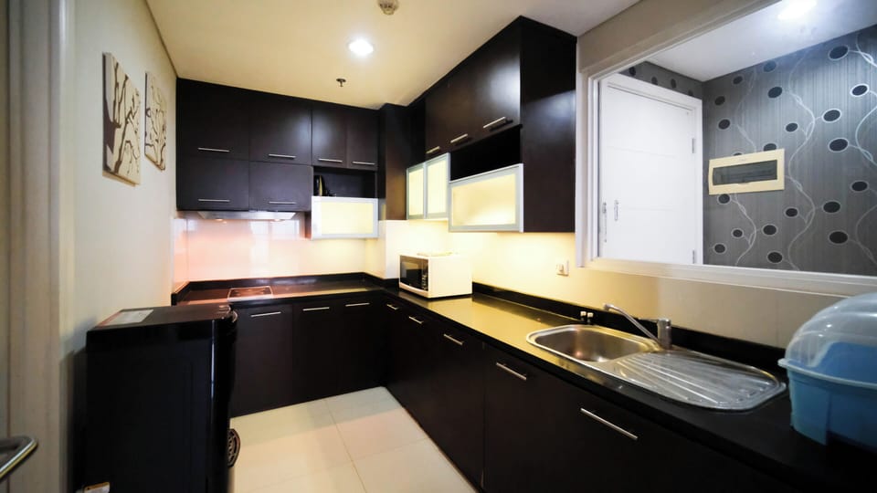 Deluxe Apartment | Private kitchen | Dining tables