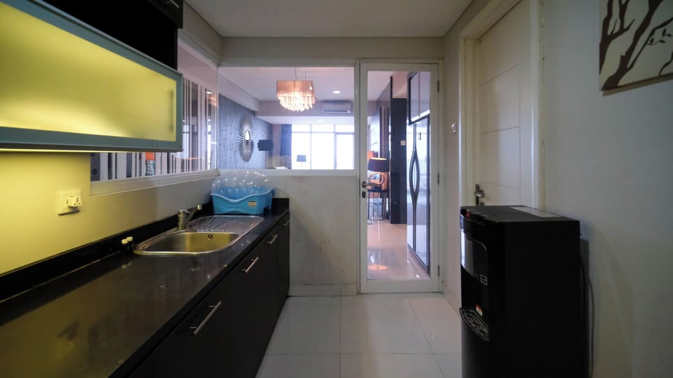 Deluxe Apartment | Private kitchen | Dining tables
