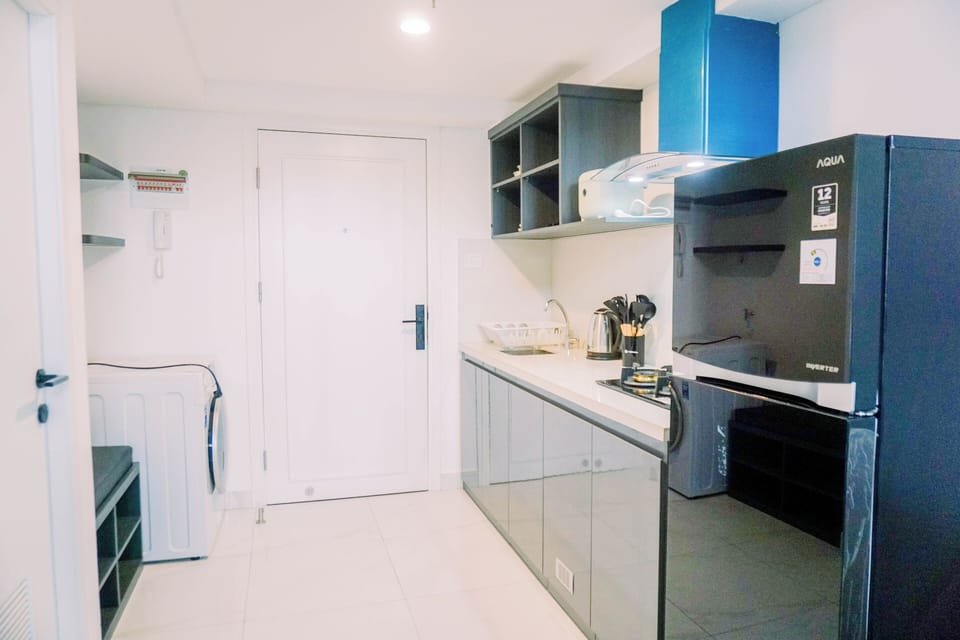 Apartment | Private kitchen | Fridge, stovetop, rice cooker, dining tables