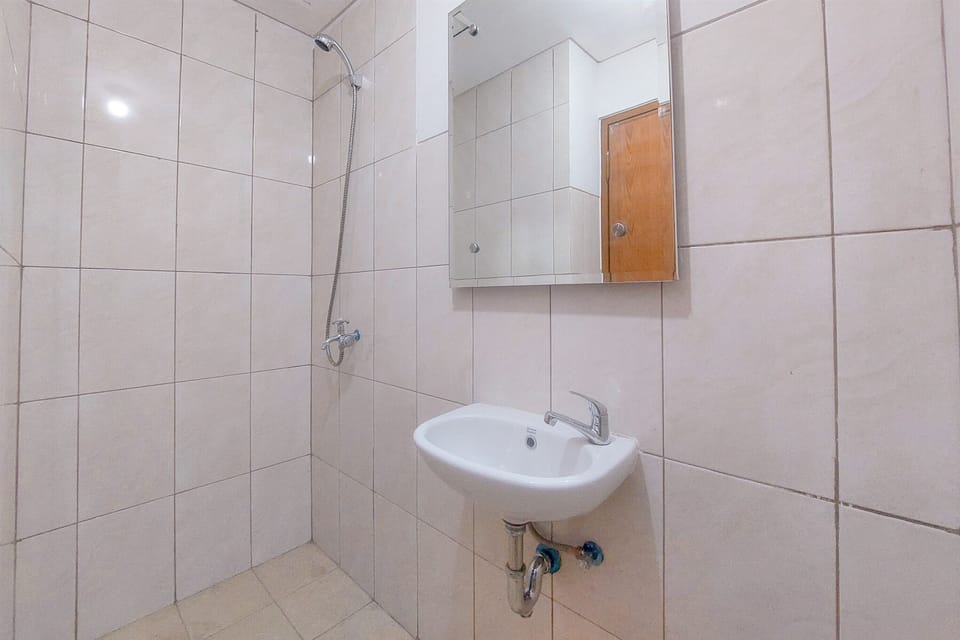 Studio | Bathroom | Shower, towels
