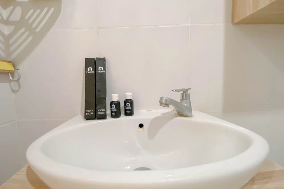 Studio | Bathroom | Shower, towels