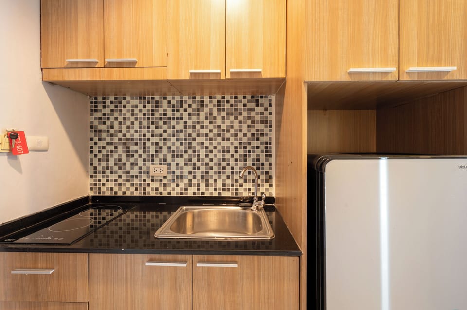 Classic Studio, Balcony, City View | Private kitchenette | Fridge, griddle, cookware/dishes/utensils
