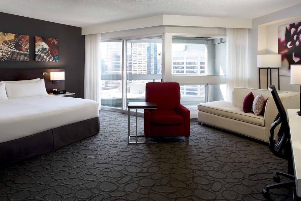 Club Room, 1 King Bed | In-room safe, desk, laptop workspace, blackout drapes