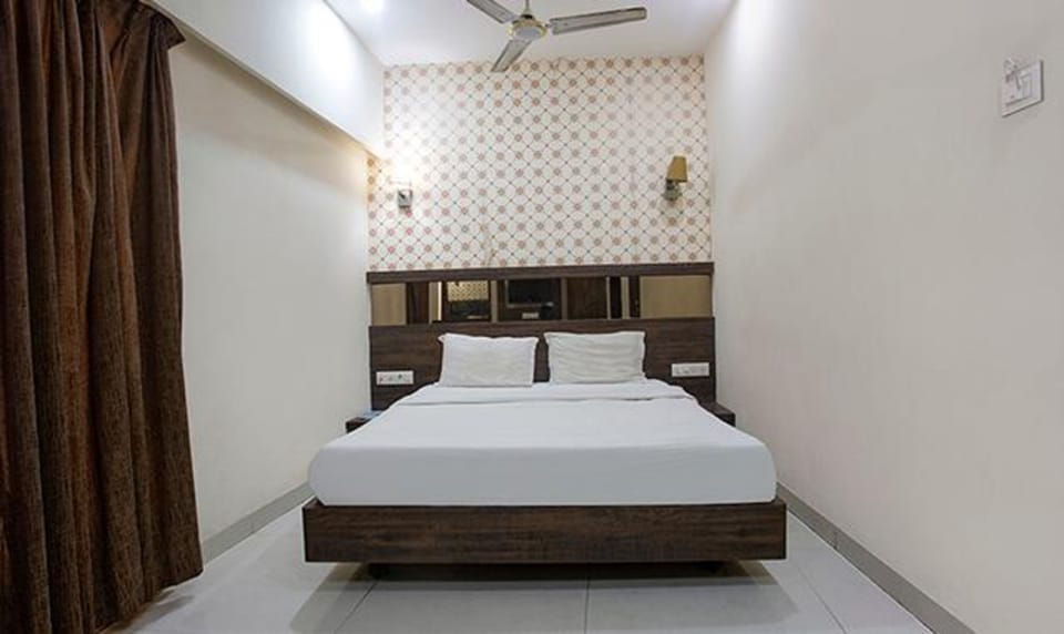 Deluxe Room | Egyptian cotton sheets, premium bedding, in-room safe, WiFi (free)