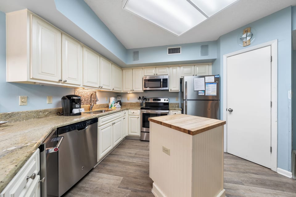 Signature Condo, 3 Bedrooms, Non Smoking, Balcony | Private kitchen | Fridge, microwave, oven, stovetop