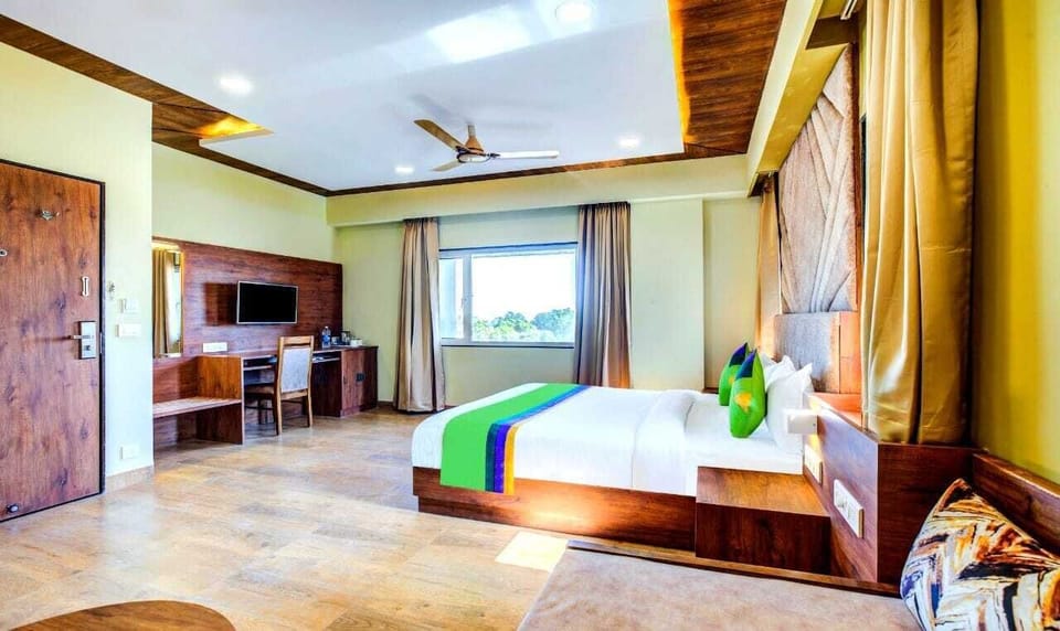 Luxury Suite, City View | Soundproofing, free WiFi, bed sheets