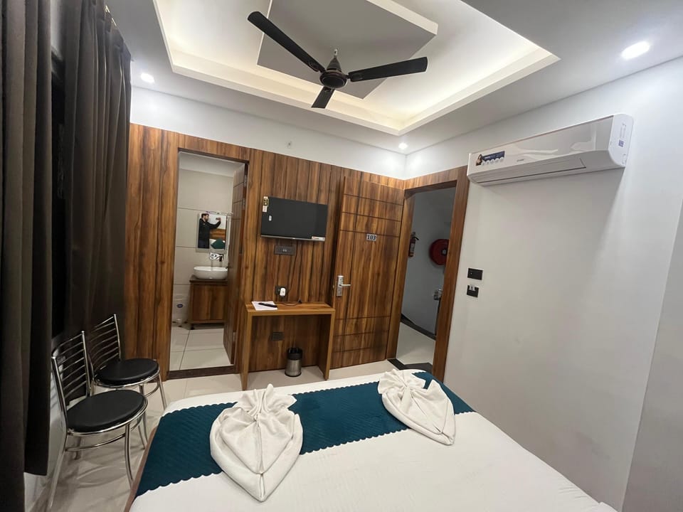 Standard Double Room | Laptop workspace, free WiFi, bed sheets