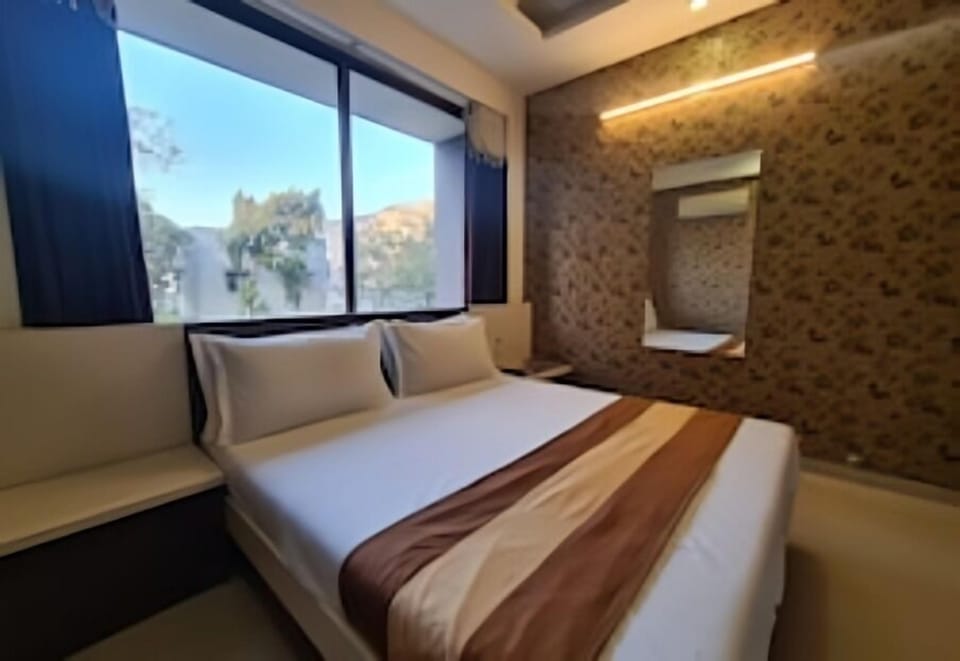 Premium bedding, desk, laptop workspace, free WiFi