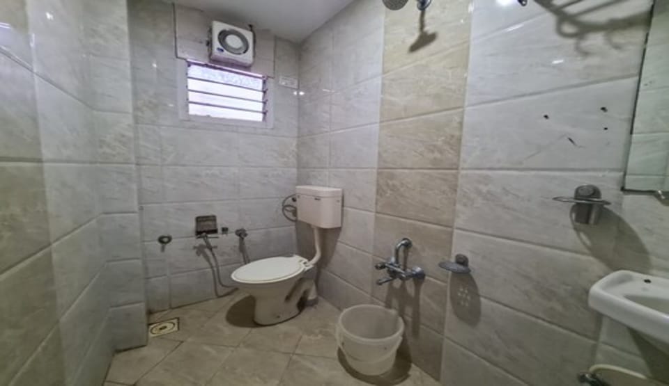 Shower, free toiletries, bathrobes, bidet