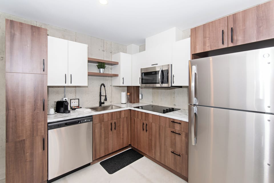 Full-size fridge, microwave, stovetop, dishwasher