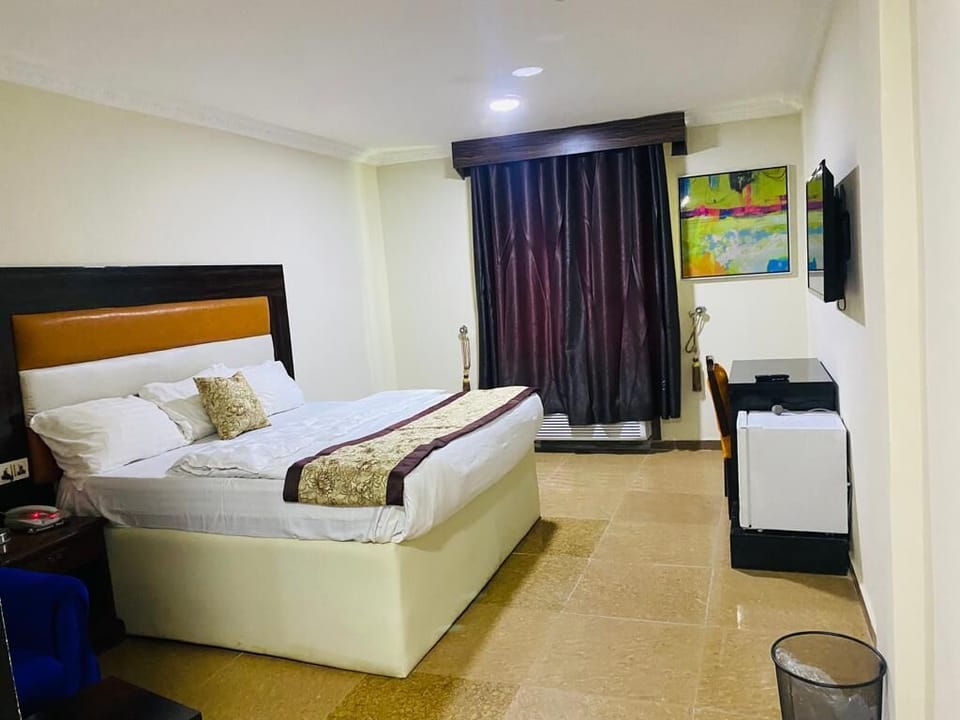 Deluxe Double or Twin Room, Private Pool | Desk, laptop workspace, free WiFi