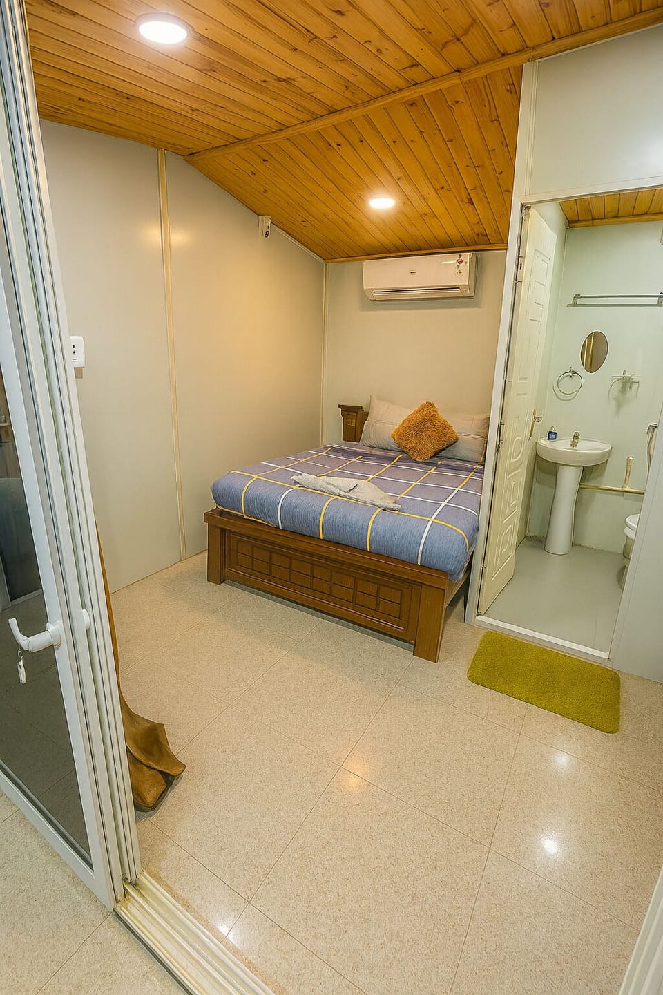 Luxury Room | Egyptian cotton sheets, premium bedding, desk, laptop workspace