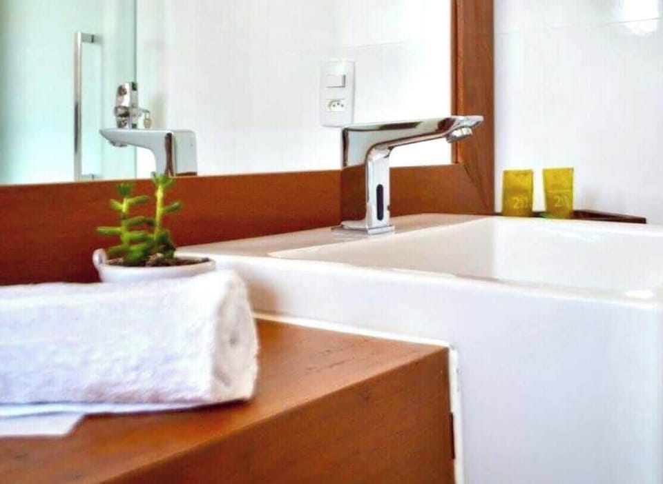 Deluxe Suite, 1 Bedroom, Air conditioning | Bathroom | Shower, hair dryer, soap, shampoo