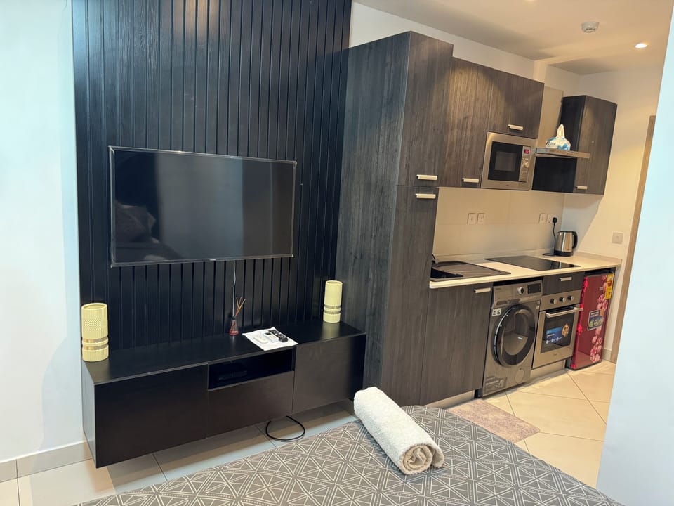 Deluxe Studio Suite, Courtyard View | Desk, laptop workspace, blackout drapes, soundproofing
