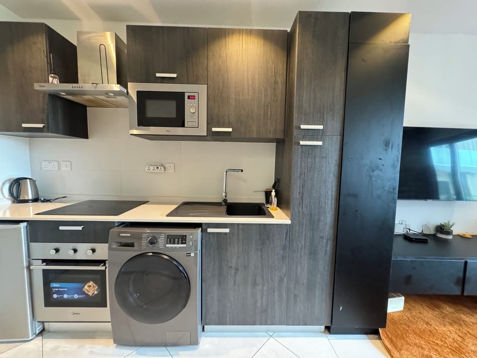 Deluxe Studio Suite, Courtyard View | Desk, laptop workspace, blackout drapes, soundproofing