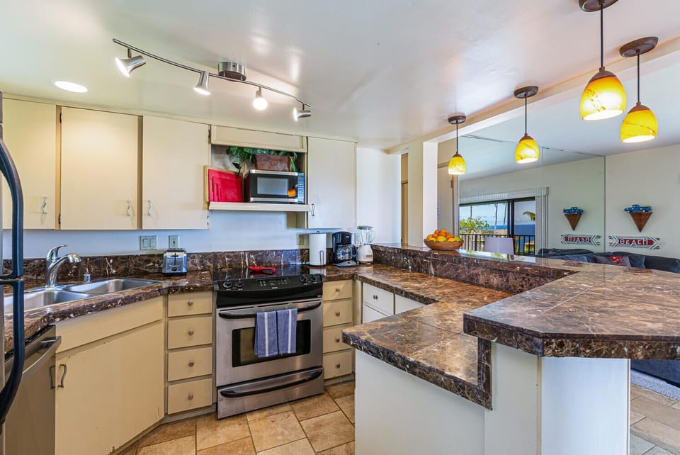 Condo, Multiple Beds, Hot Tub, Mountain View (8H) | Private kitchen | Coffee/tea maker