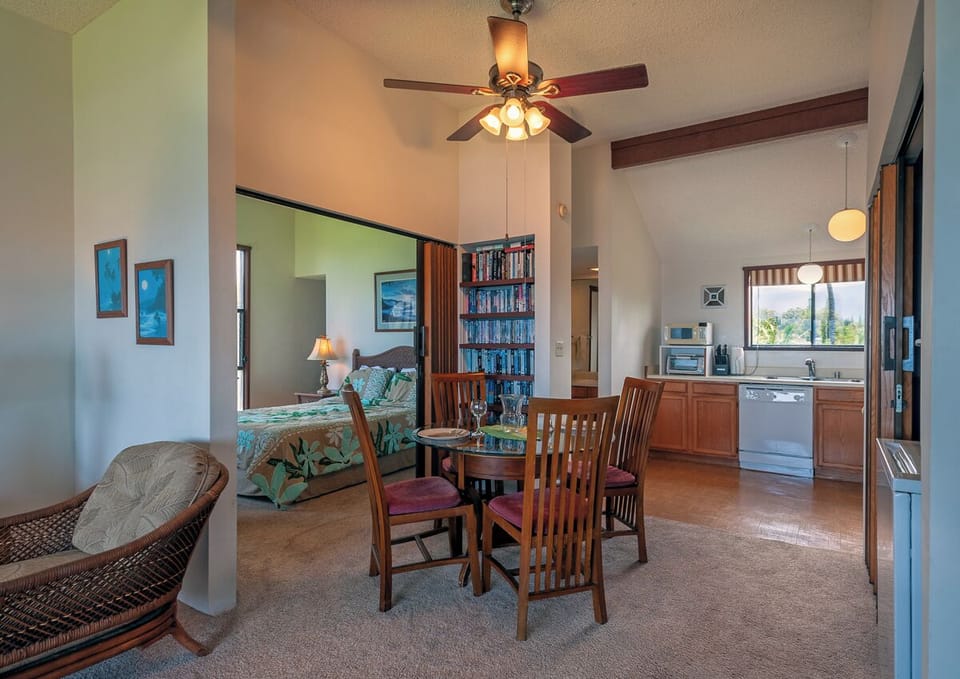 Condo, Multiple Beds, Balcony, Ocean View (F9) | Dining