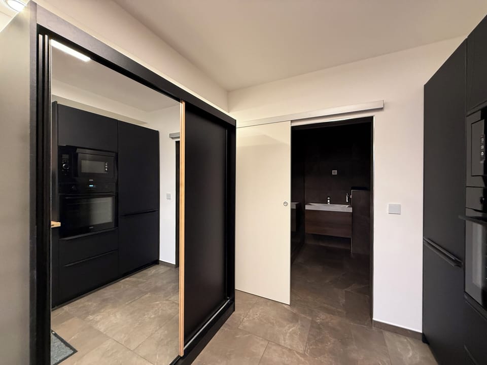 Comfort House | Private kitchen | Fridge, microwave, oven, stovetop