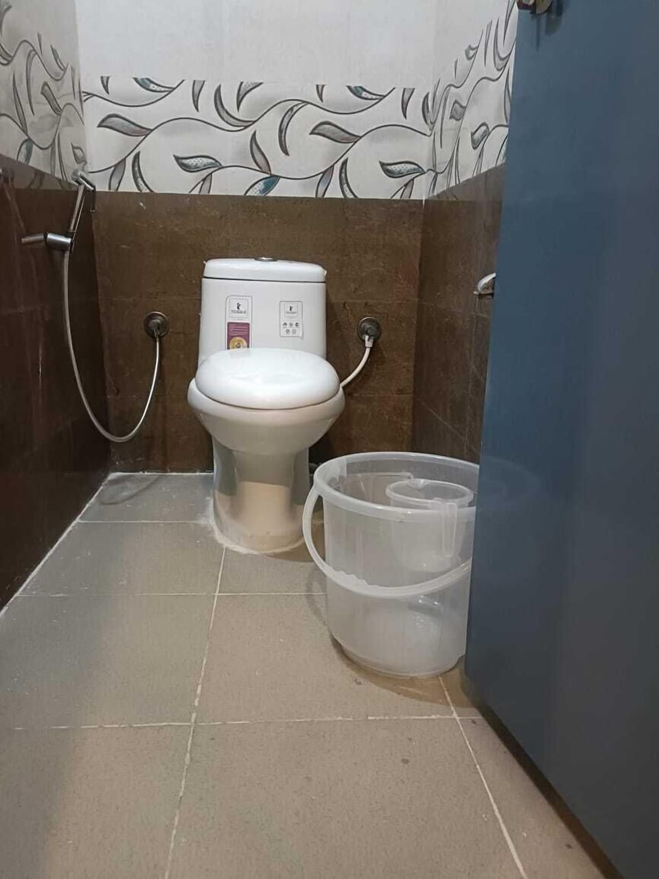 Shower, rainfall showerhead, free toiletries, towels